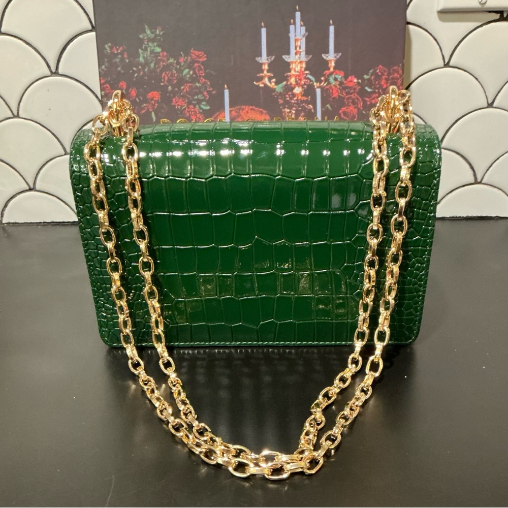 Elegant Green Crocodile-Embossed Chain Bag